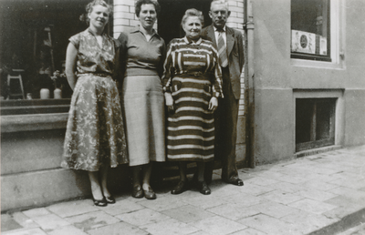 875796 Portret van de familie A. van den Brink, voor hun bloemenwinkel Willemstraat 6 in Wijk C, met v.r.n.l. vader Ab, ...